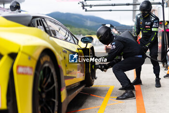 2024-09-13 - 60 SCHIAVONI Claudio (ita), CRESSONI Matteo (ita), PERERA Franck (fra), Iron Lynx, Lamborghini Huracan GT3 Evo2 #60, pitlane, mechanic, mecanicien during the 2024 6 Hours of Fuji, 7th round of the 2024 FIA World Endurance Championship, from September 13 to 15, 2024 on the Fuji Speedway in Oyama, Shizuoka, Japan - FIA WEC - 6 HOURS OF FUJI 2024 - ENDURANCE - MOTORS