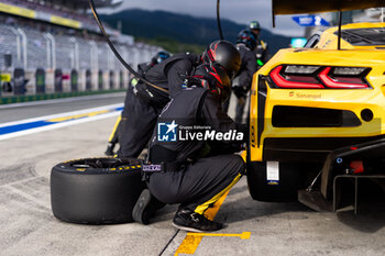 2024-09-13 - 82 JUNCADELLA Daniel (spa), BAUD Sébastien (fra), KOIZUMI Hiroshi (jpn), TF Sport, Corvette Z06 GT3.R #82, mechanic, mecanicien during the 2024 6 Hours of Fuji, 7th round of the 2024 FIA World Endurance Championship, from September 13 to 15, 2024 on the Fuji Speedway in Oyama, Shizuoka, Japan - FIA WEC - 6 HOURS OF FUJI 2024 - ENDURANCE - MOTORS