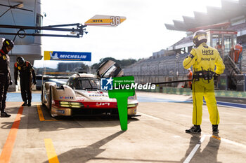 2024-09-13 - 38 RASMUSSEN Oliver (dnk), HANSON Philip (gbr), BUTTON Jenson (gbr), Hertz Team Jota, Porsche 963 #38, pitlane, during the 2024 6 Hours of Fuji, 7th round of the 2024 FIA World Endurance Championship, from September 13 to 15, 2024 on the Fuji Speedway in Oyama, Shizuoka, Japan - FIA WEC - 6 HOURS OF FUJI 2024 - ENDURANCE - MOTORS