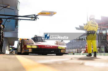 2024-09-13 - 38 RASMUSSEN Oliver (dnk), HANSON Philip (gbr), BUTTON Jenson (gbr), Hertz Team Jota, Porsche 963 #38, pitlane, during the 2024 6 Hours of Fuji, 7th round of the 2024 FIA World Endurance Championship, from September 13 to 15, 2024 on the Fuji Speedway in Oyama, Shizuoka, Japan - FIA WEC - 6 HOURS OF FUJI 2024 - ENDURANCE - MOTORS