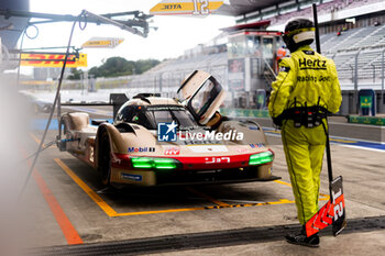 2024-09-13 - 12 STEVENS Will (gbr), NATO Norman (fra), ILOTT Callum (gbr), Hertz Team Jota, Porsche 963 #12, pitlane, during the 2024 6 Hours of Fuji, 7th round of the 2024 FIA World Endurance Championship, from September 13 to 15, 2024 on the Fuji Speedway in Oyama, Shizuoka, Japan - FIA WEC - 6 HOURS OF FUJI 2024 - ENDURANCE - MOTORS