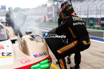 2024-09-13 - 12 STEVENS Will (gbr), NATO Norman (fra), ILOTT Callum (gbr), Hertz Team Jota, Porsche 963 #12, pitlane, mechanic, mecanicien during the 2024 6 Hours of Fuji, 7th round of the 2024 FIA World Endurance Championship, from September 13 to 15, 2024 on the Fuji Speedway in Oyama, Shizuoka, Japan - FIA WEC - 6 HOURS OF FUJI 2024 - ENDURANCE - MOTORS