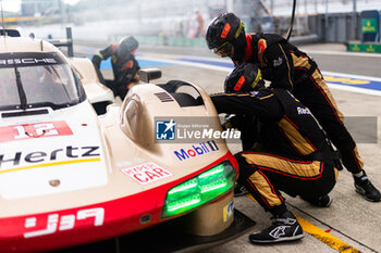 2024-09-13 - 12 STEVENS Will (gbr), NATO Norman (fra), ILOTT Callum (gbr), Hertz Team Jota, Porsche 963 #12, pitlane, mechanic, mecanicien during the 2024 6 Hours of Fuji, 7th round of the 2024 FIA World Endurance Championship, from September 13 to 15, 2024 on the Fuji Speedway in Oyama, Shizuoka, Japan - FIA WEC - 6 HOURS OF FUJI 2024 - ENDURANCE - MOTORS