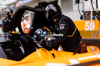 2024-09-13 - 59 SAUCY Grégoire (swi), COTTINGHAM James (gbr), COSTA Nicolas (bra), United Autosports, McLaren 720S GT3 Evo #59, mechanic, mecanicien during the 2024 6 Hours of Fuji, 7th round of the 2024 FIA World Endurance Championship, from September 13 to 15, 2024 on the Fuji Speedway in Oyama, Shizuoka, Japan - FIA WEC - 6 HOURS OF FUJI 2024 - ENDURANCE - MOTORS