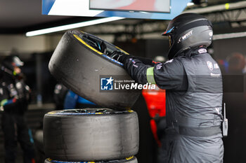 2024-09-13 - mechanic, mecanicien, michelin, tyres, pneus, during the 2024 6 Hours of Fuji, 7th round of the 2024 FIA World Endurance Championship, from September 13 to 15, 2024 on the Fuji Speedway in Oyama, Shizuoka, Japan - FIA WEC - 6 HOURS OF FUJI 2024 - ENDURANCE - MOTORS