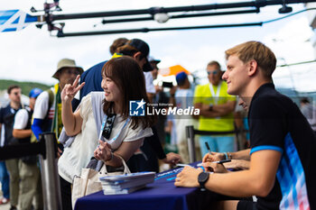 2024-09-14 - Fans portrait, autograph session, session autographe during the 2024 6 Hours of Fuji, 7th round of the 2024 FIA World Endurance Championship, from September 13 to 15, 2024 on the Fuji Speedway in Oyama, Shizuoka, Japan - FIA WEC - 6 HOURS OF FUJI 2024 - ENDURANCE - MOTORS