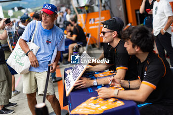 2024-09-14 - Fans portrait, autograph session, session autographe during the 2024 6 Hours of Fuji, 7th round of the 2024 FIA World Endurance Championship, from September 13 to 15, 2024 on the Fuji Speedway in Oyama, Shizuoka, Japan - FIA WEC - 6 HOURS OF FUJI 2024 - ENDURANCE - MOTORS