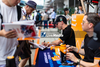 2024-09-14 - COSTA Nicolas (bra), United Autosports, McLaren 720S GT3 Evo, portrait, autograph session, session autographe during the 2024 6 Hours of Fuji, 7th round of the 2024 FIA World Endurance Championship, from September 13 to 15, 2024 on the Fuji Speedway in Oyama, Shizuoka, Japan - FIA WEC - 6 HOURS OF FUJI 2024 - ENDURANCE - MOTORS