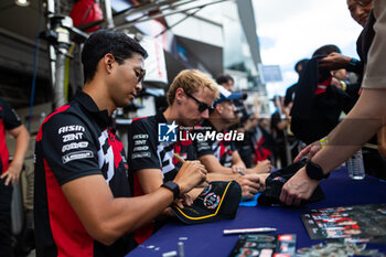 2024-09-14 - HIRAKAWA Ryo (jpn), Toyota Gazoo Racing, Toyota GR010 - Hybrid, portrait, autograph session, session autographe during the 2024 6 Hours of Fuji, 7th round of the 2024 FIA World Endurance Championship, from September 13 to 15, 2024 on the Fuji Speedway in Oyama, Shizuoka, Japan - FIA WEC - 6 HOURS OF FUJI 2024 - ENDURANCE - MOTORS