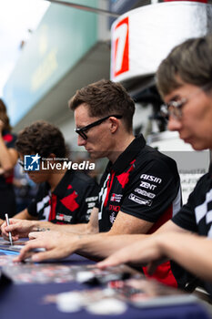 2024-09-14 - CONWAY Mike (gbr), Toyota Gazoo Racing, Toyota GR010 - Hybrid, portrait, autograph session, session autographe during the 2024 6 Hours of Fuji, 7th round of the 2024 FIA World Endurance Championship, from September 13 to 15, 2024 on the Fuji Speedway in Oyama, Shizuoka, Japan - FIA WEC - 6 HOURS OF FUJI 2024 - ENDURANCE - MOTORS