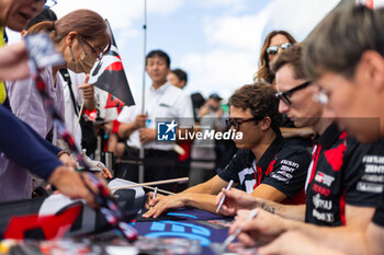 2024-09-14 - DE VRIES Nyck (nld), Toyota Gazoo Racing, Toyota GR010 - Hybrid, portrait, autograph session, session autographe during the 2024 6 Hours of Fuji, 7th round of the 2024 FIA World Endurance Championship, from September 13 to 15, 2024 on the Fuji Speedway in Oyama, Shizuoka, Japan - FIA WEC - 6 HOURS OF FUJI 2024 - ENDURANCE - MOTORS