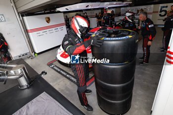 2024-09-14 - mecaniciens, mechanics, michelin, tyres, pneus, Porsche Penske Motorsport, Porsche 963 #06, Hypercar, during the 2024 6 Hours of Fuji, 7th round of the 2024 FIA World Endurance Championship, from September 13 to 15, 2024 on the Fuji Speedway in Oyama, Shizuoka, Japan - FIA WEC - 6 HOURS OF FUJI 2024 - ENDURANCE - MOTORS