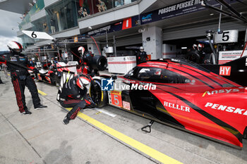 2024-09-14 - mecaniciens, mechanics, michelin, tyres, pneus, Porsche Penske Motorsport, Porsche 963 #06, Hypercar, during the 2024 6 Hours of Fuji, 7th round of the 2024 FIA World Endurance Championship, from September 13 to 15, 2024 on the Fuji Speedway in Oyama, Shizuoka, Japan - FIA WEC - 6 HOURS OF FUJI 2024 - ENDURANCE - MOTORS