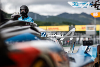 2024-09-14 - mechanic, mecanicien, Alpine Endurance Team, Alpine A424 #36, Hypercar, during the 2024 6 Hours of Fuji, 7th round of the 2024 FIA World Endurance Championship, from September 13 to 15, 2024 on the Fuji Speedway in Oyama, Shizuoka, Japan - FIA WEC - 6 HOURS OF FUJI 2024 - ENDURANCE - MOTORS