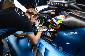 2024-09-14 - SCHUMACHER Mick (ger), Alpine Endurance Team, Alpine A424, VAXIVIERE Matthieu (fra), Alpine Endurance Team, Alpine A424, mecaniciens, mechanics, ambiance during the 2024 6 Hours of Fuji, 7th round of the 2024 FIA World Endurance Championship, from September 13 to 15, 2024 on the Fuji Speedway in Oyama, Shizuoka, Japan - FIA WEC - 6 HOURS OF FUJI 2024 - ENDURANCE - MOTORS