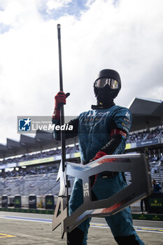 2024-09-14 - Alpine Endurance Team, mecaniciens, mechanics, ambiance during the 2024 6 Hours of Fuji, 7th round of the 2024 FIA World Endurance Championship, from September 13 to 15, 2024 on the Fuji Speedway in Oyama, Shizuoka, Japan - FIA WEC - 6 HOURS OF FUJI 2024 - ENDURANCE - MOTORS