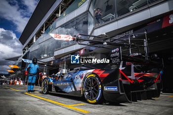 2024-09-14 - 35 MILESI Charles (fra), HABSBURG-LOTHRINGEN Ferdinand (aut), GOUNON Jules (fra), Alpine Endurance Team #35, Alpine A424, Hypercar, pitstop, arrêt aux stands, ambiance during the 2024 6 Hours of Fuji, 7th round of the 2024 FIA World Endurance Championship, from September 13 to 15, 2024 on the Fuji Speedway in Oyama, Shizuoka, Japan - FIA WEC - 6 HOURS OF FUJI 2024 - ENDURANCE - MOTORS