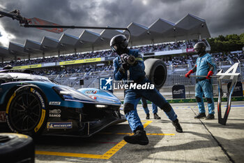 2024-09-14 - 35 MILESI Charles (fra), HABSBURG-LOTHRINGEN Ferdinand (aut), GOUNON Jules (fra), Alpine Endurance Team #35, Alpine A424, Hypercar, mecaniciens, mechanics, pitstop, arrêt aux stands, ambiance during the 2024 6 Hours of Fuji, 7th round of the 2024 FIA World Endurance Championship, from September 13 to 15, 2024 on the Fuji Speedway in Oyama, Shizuoka, Japan - FIA WEC - 6 HOURS OF FUJI 2024 - ENDURANCE - MOTORS