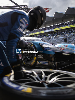 2024-09-14 - 35 MILESI Charles (fra), HABSBURG-LOTHRINGEN Ferdinand (aut), GOUNON Jules (fra), Alpine Endurance Team #35, Alpine A424, Hypercar, mecaniciens, mechanics, pitstop, arrêt aux stands, ambiance during the 2024 6 Hours of Fuji, 7th round of the 2024 FIA World Endurance Championship, from September 13 to 15, 2024 on the Fuji Speedway in Oyama, Shizuoka, Japan - FIA WEC - 6 HOURS OF FUJI 2024 - ENDURANCE - MOTORS