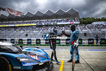 2024-09-14 - MILESI Charles (fra), Alpine Endurance Team, Alpine A424, mecaniciens, mechanics, ambiance during the 2024 6 Hours of Fuji, 7th round of the 2024 FIA World Endurance Championship, from September 13 to 15, 2024 on the Fuji Speedway in Oyama, Shizuoka, Japan - FIA WEC - 6 HOURS OF FUJI 2024 - ENDURANCE - MOTORS