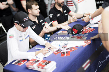 2024-09-14 - Autograph session, fans, supporters, public, spectators during the 2024 6 Hours of Fuji, 7th round of the 2024 FIA World Endurance Championship, from September 13 to 15, 2024 on the Fuji Speedway in Oyama, Shizuoka, Japan - FIA WEC - 6 HOURS OF FUJI 2024 - ENDURANCE - MOTORS