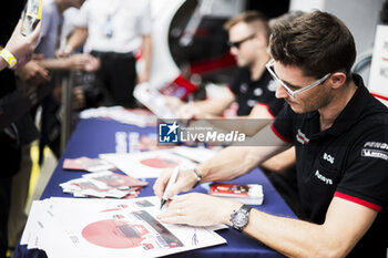 2024-09-14 - Autograph session, fans, supporters, public, spectators during the 2024 6 Hours of Fuji, 7th round of the 2024 FIA World Endurance Championship, from September 13 to 15, 2024 on the Fuji Speedway in Oyama, Shizuoka, Japan - FIA WEC - 6 HOURS OF FUJI 2024 - ENDURANCE - MOTORS