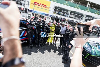 2024-09-15 - BMW M Team WRT mecaniciens, mechanics grille de depart, starting grid depart, start during the 2024 6 Hours of Fuji, 7th round of the 2024 FIA World Endurance Championship, from September 13 to 15, 2024 on the Fuji Speedway in Oyama, Shizuoka, Japan - FIA WEC - 6 HOURS OF FUJI 2024 - ENDURANCE - MOTORS