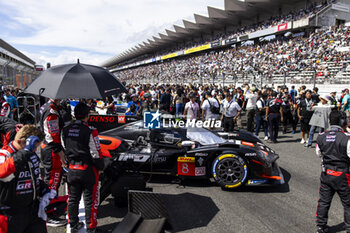 2024-09-15 - 08 BUEMI Sébastien (swi), HARTLEY Brendon (nzl), HIRAKAWA Ryo (jpn), Toyota Gazoo Racing, Toyota GR010 - Hybrid #08, Hypercar, Ambiance on the grid during the 2024 6 Hours of Fuji, 7th round of the 2024 FIA World Endurance Championship, from September 13 to 15, 2024 on the Fuji Speedway in Oyama, Shizuoka, Japan - FIA WEC - 6 HOURS OF FUJI 2024 - ENDURANCE - MOTORS