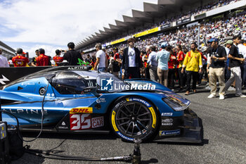 2024-09-15 - 35 MILESI Charles (fra), HABSBURG-LOTHRINGEN Ferdinand (aut), GOUNON Jules (fra), Alpine Endurance Team #35, Alpine A424, Hypercar, Ambiance on the grid during the 2024 6 Hours of Fuji, 7th round of the 2024 FIA World Endurance Championship, from September 13 to 15, 2024 on the Fuji Speedway in Oyama, Shizuoka, Japan - FIA WEC - 6 HOURS OF FUJI 2024 - ENDURANCE - MOTORS