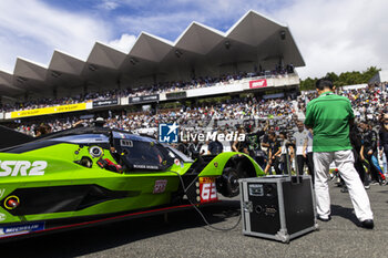 2024-09-15 - 63 BORTOLOTTI Mirko (ita), MORTARA Edoardo (swi), KVYAT Daniil (ita), Lamborghini Iron Lynx, Lamborghini SC63 #63, Hypercar, Ambiance on the grid during the 2024 6 Hours of Fuji, 7th round of the 2024 FIA World Endurance Championship, from September 13 to 15, 2024 on the Fuji Speedway in Oyama, Shizuoka, Japan - FIA WEC - 6 HOURS OF FUJI 2024 - ENDURANCE - MOTORS