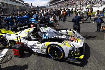 2024-09-15 - 93 JENSEN Mikkel (dnk), MULLER Nico (swi), VERGNE Jean-Eric (fra), Peugeot TotalEnergies, Peugeot 9x8 #93, Hypercar, Ambiance on the grid during the 2024 6 Hours of Fuji, 7th round of the 2024 FIA World Endurance Championship, from September 13 to 15, 2024 on the Fuji Speedway in Oyama, Shizuoka, Japan - FIA WEC - 6 HOURS OF FUJI 2024 - ENDURANCE - MOTORS