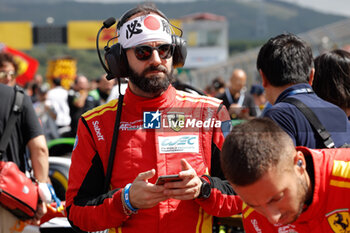 2024-09-15 - mecaniciens, mechanics, Ferrari AF Corse, Ferrari 499P #51, Hypercar, grille de depart, starting grid, during the 2024 6 Hours of Fuji, 7th round of the 2024 FIA World Endurance Championship, from September 13 to 15, 2024 on the Fuji Speedway in Oyama, Shizuoka, Japan - FIA WEC - 6 HOURS OF FUJI 2024 - ENDURANCE - MOTORS