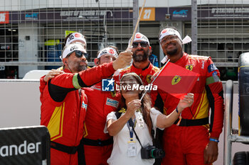 2024-09-15 - mecaniciens, mechanics, Ferrari AF Corse, Ferrari 499P #51, Hypercar, grille de depart, starting grid, during the 2024 6 Hours of Fuji, 7th round of the 2024 FIA World Endurance Championship, from September 13 to 15, 2024 on the Fuji Speedway in Oyama, Shizuoka, Japan - FIA WEC - 6 HOURS OF FUJI 2024 - ENDURANCE - MOTORS