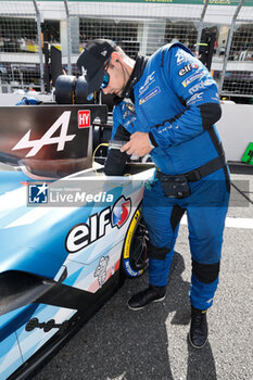 2024-09-15 - mechanic, mecanicien, Alpine Endurance Team #35, Alpine A424, Hypercar, grille de depart, starting grid, during the 2024 6 Hours of Fuji, 7th round of the 2024 FIA World Endurance Championship, from September 13 to 15, 2024 on the Fuji Speedway in Oyama, Shizuoka, Japan - FIA WEC - 6 HOURS OF FUJI 2024 - ENDURANCE - MOTORS