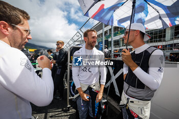 2024-09-15 - 20 VAN DER LINDE Sheldon (zaf), FRIJNS Robin (nld), RAST René (ger), BMW M Team WRT, BMW Hybrid V8 #20, Hypercar, portrait, grille de depart, starting grid, during the 2024 6 Hours of Fuji, 7th round of the 2024 FIA World Endurance Championship, from September 13 to 15, 2024 on the Fuji Speedway in Oyama, Shizuoka, Japan - FIA WEC - 6 HOURS OF FUJI 2024 - ENDURANCE - MOTORS