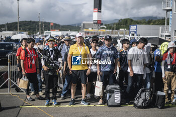 2024-09-15 - Autograph session, session autographe, fans, supporters, public, spectators during the 2024 6 Hours of Fuji, 7th round of the 2024 FIA World Endurance Championship, from September 13 to 15, 2024 on the Fuji Speedway in Oyama, Shizuoka, Japan - FIA WEC - 6 HOURS OF FUJI 2024 - ENDURANCE - MOTORS