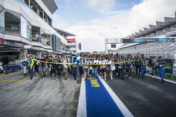 2024-09-15 - Autograph session, session autographe, fans, supporters, public, spectators during the 2024 6 Hours of Fuji, 7th round of the 2024 FIA World Endurance Championship, from September 13 to 15, 2024 on the Fuji Speedway in Oyama, Shizuoka, Japan - FIA WEC - 6 HOURS OF FUJI 2024 - ENDURANCE - MOTORS