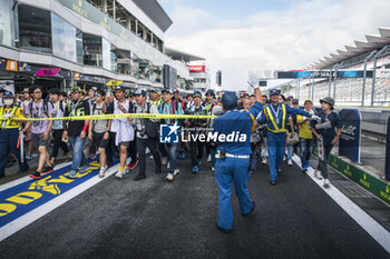 2024-09-15 - Autograph session, session autographe, fans, supporters, public, spectators during the 2024 6 Hours of Fuji, 7th round of the 2024 FIA World Endurance Championship, from September 13 to 15, 2024 on the Fuji Speedway in Oyama, Shizuoka, Japan - FIA WEC - 6 HOURS OF FUJI 2024 - ENDURANCE - MOTORS