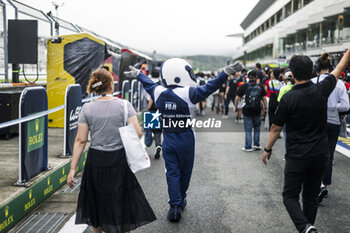 2024-09-15 - Autograph session, session autographe, fans, supporters, public, spectators during the 2024 6 Hours of Fuji, 7th round of the 2024 FIA World Endurance Championship, from September 13 to 15, 2024 on the Fuji Speedway in Oyama, Shizuoka, Japan - FIA WEC - 6 HOURS OF FUJI 2024 - ENDURANCE - MOTORS