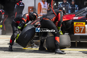 2024-09-15 - 87 LOPEZ José María (arg), KIMURA Takeshi (jpn), MASSON Esteban (fra), Akkodis ASP Team, Lexus RC F GT3 #87, LM GT3, pit stop during the 2024 6 Hours of Fuji, 7th round of the 2024 FIA World Endurance Championship, from September 13 to 15, 2024 on the Fuji Speedway in Oyama, Shizuoka, Japan - FIA WEC - 6 HOURS OF FUJI 2024 - ENDURANCE - MOTORS