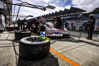 2024-09-15 - 06 ESTRE Kevin (fra), LOTTERER André (ger), VANTHOOR Laurens (bel), Porsche Penske Motorsport, Porsche 963 #06, Hypercar, pit stop during the 2024 6 Hours of Fuji, 7th round of the 2024 FIA World Endurance Championship, from September 13 to 15, 2024 on the Fuji Speedway in Oyama, Shizuoka, Japan - FIA WEC - 6 HOURS OF FUJI 2024 - ENDURANCE - MOTORS