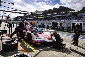 2024-09-15 - 06 ESTRE Kevin (fra), LOTTERER André (ger), VANTHOOR Laurens (bel), Porsche Penske Motorsport, Porsche 963 #06, Hypercar, pit stop during the 2024 6 Hours of Fuji, 7th round of the 2024 FIA World Endurance Championship, from September 13 to 15, 2024 on the Fuji Speedway in Oyama, Shizuoka, Japan - FIA WEC - 6 HOURS OF FUJI 2024 - ENDURANCE - MOTORS