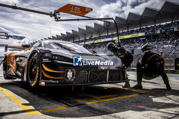 2024-09-15 - 95 SATO Marino (jpn), PINO Nico (chl), CAYGILL Josh (gbr), United Autosports, McLaren 720S GT3 Evo #95, LM GT3, pit stop during the 2024 6 Hours of Fuji, 7th round of the 2024 FIA World Endurance Championship, from September 13 to 15, 2024 on the Fuji Speedway in Oyama, Shizuoka, Japan - FIA WEC - 6 HOURS OF FUJI 2024 - ENDURANCE - MOTORS