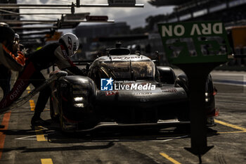 2024-09-15 - 08 BUEMI Sébastien (swi), HARTLEY Brendon (nzl), HIRAKAWA Ryo (jpn), Toyota Gazoo Racing, Toyota GR010 - Hybrid #08, Hypercar, pit stop during the 2024 6 Hours of Fuji, 7th round of the 2024 FIA World Endurance Championship, from September 13 to 15, 2024 on the Fuji Speedway in Oyama, Shizuoka, Japan - FIA WEC - 6 HOURS OF FUJI 2024 - ENDURANCE - MOTORS