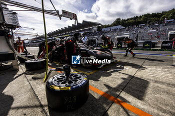 2024-09-15 - 08 BUEMI Sébastien (swi), HARTLEY Brendon (nzl), HIRAKAWA Ryo (jpn), Toyota Gazoo Racing, Toyota GR010 - Hybrid #08, Hypercar, pit stop during the 2024 6 Hours of Fuji, 7th round of the 2024 FIA World Endurance Championship, from September 13 to 15, 2024 on the Fuji Speedway in Oyama, Shizuoka, Japan - FIA WEC - 6 HOURS OF FUJI 2024 - ENDURANCE - MOTORS