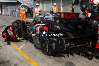 2024-09-15 - 07 CONWAY Mike (gbr), KOBAYASHI Kamui (jpn), DE VRIES Nyck (nld), Toyota Gazoo Racing, Toyota GR010 - Hybrid #07, Hypercar, action, pitlane,, bodywork damage during the 2024 6 Hours of Fuji, 7th round of the 2024 FIA World Endurance Championship, from September 13 to 15, 2024 on the Fuji Speedway in Oyama, Shizuoka, Japan - FIA WEC - 6 HOURS OF FUJI 2024 - ENDURANCE - MOTORS