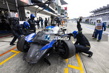 2024-09-15 - 02 BAMBER Earl (nzl), LYNN Alex (gbr), Cadillac Racing #02, Hypercar, being push in the garage after his crash during the 2024 6 Hours of Fuji, 7th round of the 2024 FIA World Endurance Championship, from September 13 to 15, 2024 on the Fuji Speedway in Oyama, Shizuoka, Japan - FIA WEC - 6 HOURS OF FUJI 2024 - ENDURANCE - MOTORS