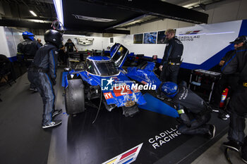 2024-09-15 - 02 BAMBER Earl (nzl), LYNN Alex (gbr), Cadillac Racing #02, Hypercar, being push in the garage after his crash during the 2024 6 Hours of Fuji, 7th round of the 2024 FIA World Endurance Championship, from September 13 to 15, 2024 on the Fuji Speedway in Oyama, Shizuoka, Japan - FIA WEC - 6 HOURS OF FUJI 2024 - ENDURANCE - MOTORS