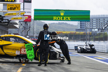 2024-09-15 - 02 BAMBER Earl (nzl), LYNN Alex (gbr), Cadillac Racing #02, Hypercar, being push in the garage after his crash during the 2024 6 Hours of Fuji, 7th round of the 2024 FIA World Endurance Championship, from September 13 to 15, 2024 on the Fuji Speedway in Oyama, Shizuoka, Japan - FIA WEC - 6 HOURS OF FUJI 2024 - ENDURANCE - MOTORS