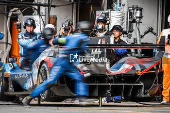 2024-09-15 - 35 MILESI Charles (fra), HABSBURG-LOTHRINGEN Ferdinand (aut), GOUNON Jules (fra), Alpine Endurance Team #35, Alpine A424, Hypercar, stand, pitlane, during the 2024 6 Hours of Fuji, 7th round of the 2024 FIA World Endurance Championship, from September 13 to 15, 2024 on the Fuji Speedway in Oyama, Shizuoka, Japan - FIA WEC - 6 HOURS OF FUJI 2024 - ENDURANCE - MOTORS